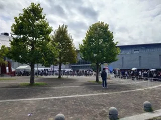 さて、初めての参加ということで、「お昼過ぎくらいに行けば、少しは落ち着いて入場できるだろう」と想像していたのですが……その考えはの写真