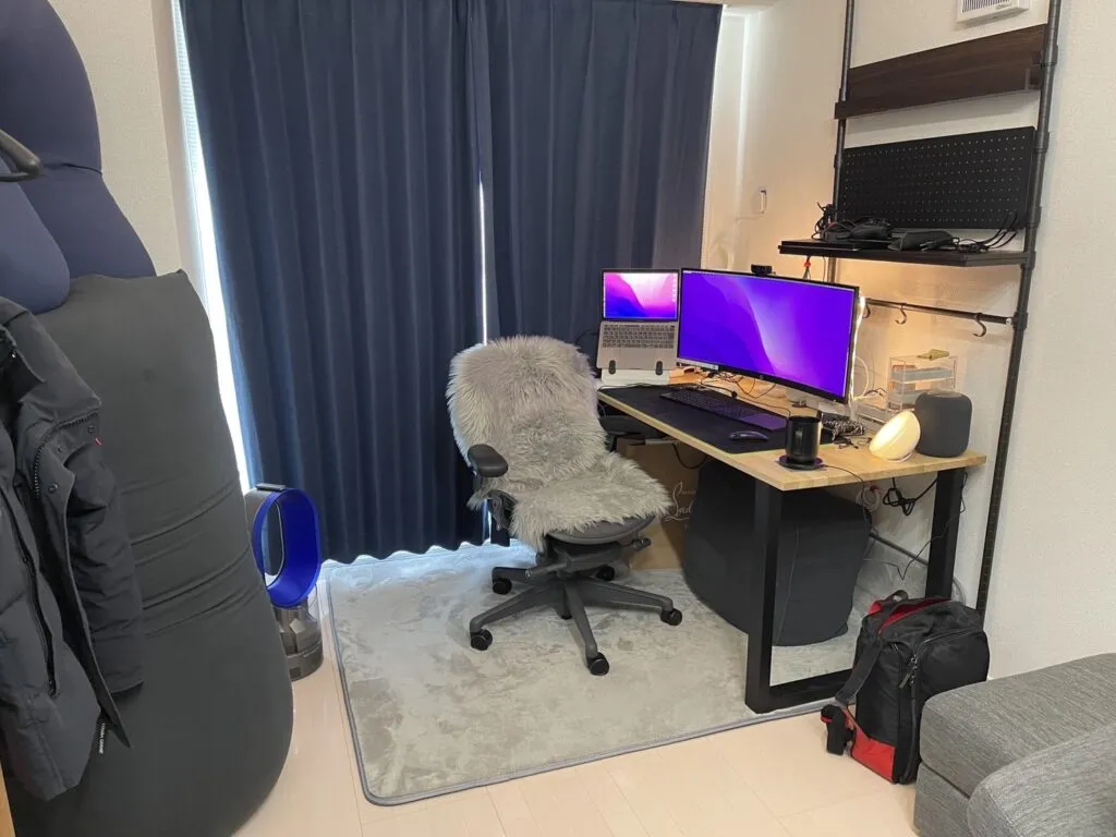 ウルトラワイドモニターとノートPCを置いた自宅の作業デスク