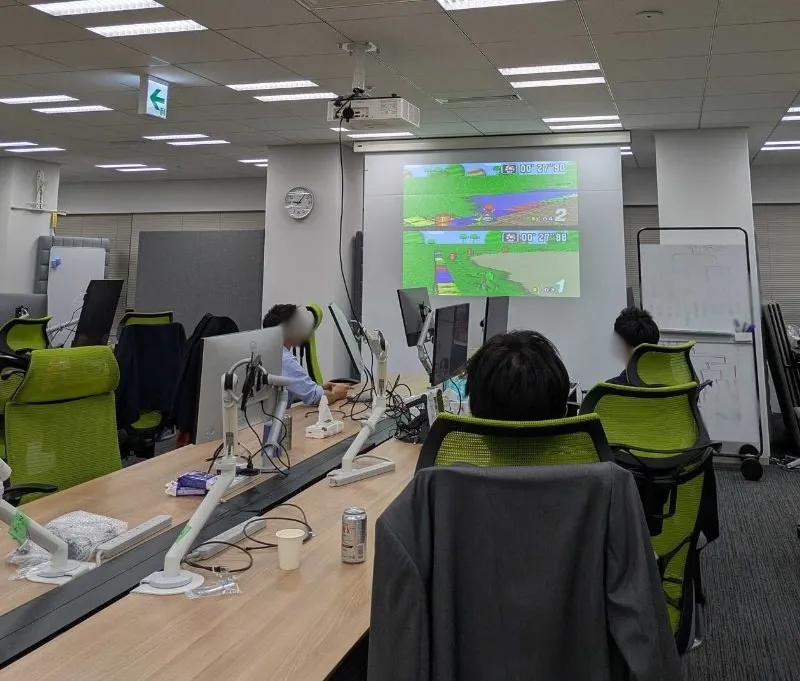 忘年会でゲーム大会を楽しむ社員の様子