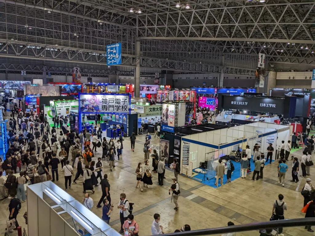 なんと、ゲーム関連の専門学校や大学のブースまであるんです。これがすごいの写真