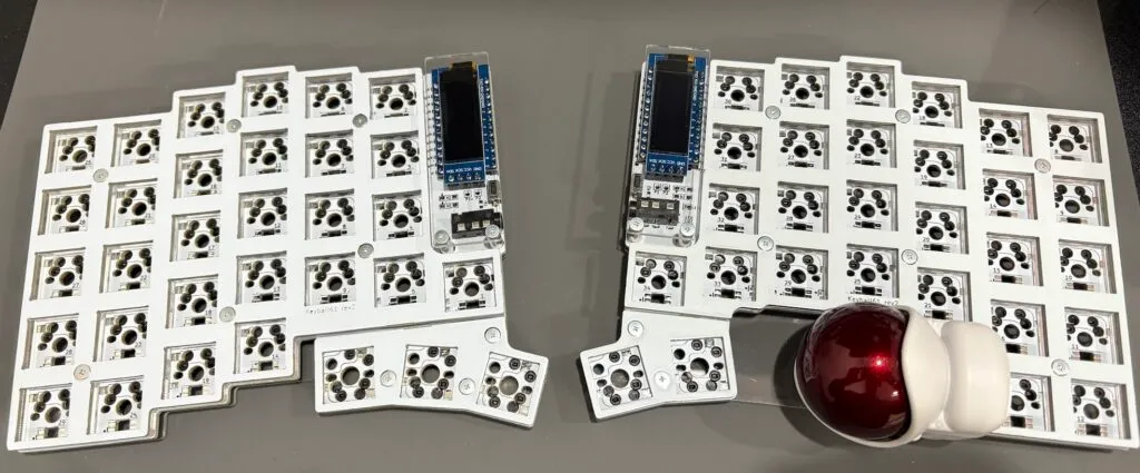Pro Microとトラックボールを取り付けたKeyball61基板