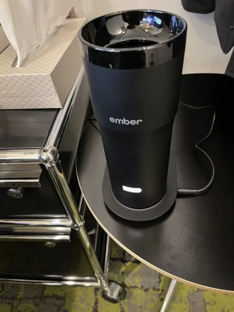 充電台に置いたEmber Mug