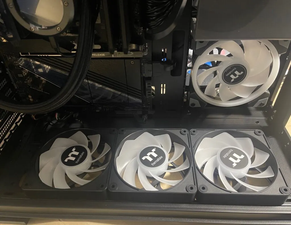 ケースファン：thermaltake CT120 ARGB, swafan140 RGBの画面