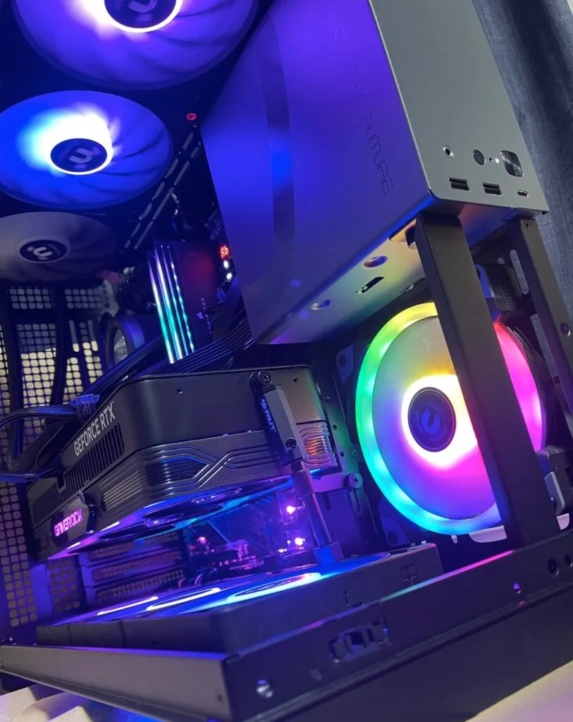 パーツを組み込んで発光させた自作ゲーミングPC