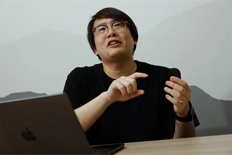 データを利用する主体が人間からAIに変わることで、基盤構築のアプローチが変わることについて解説する上間貫司さん