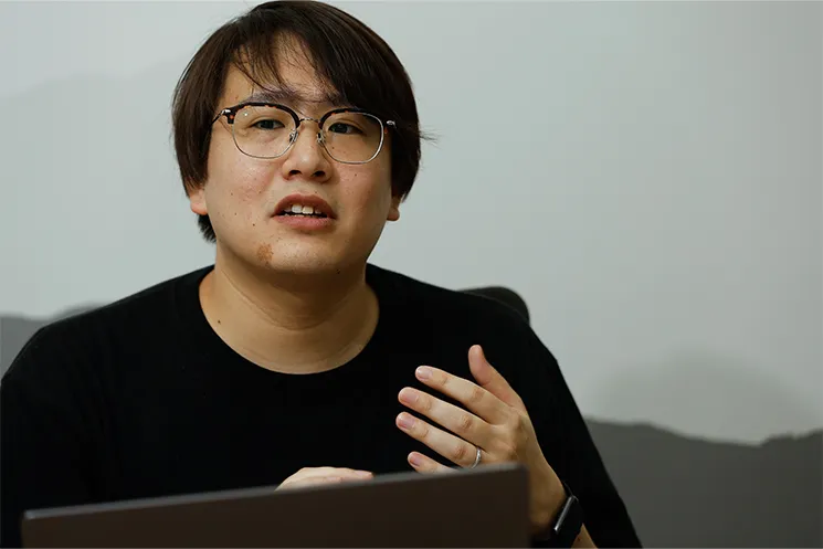 上間貫司さんが、AI時代の基盤設計ではAIに任せる部分と人間が事前に準備する部分の境界線が重要だと話している様子