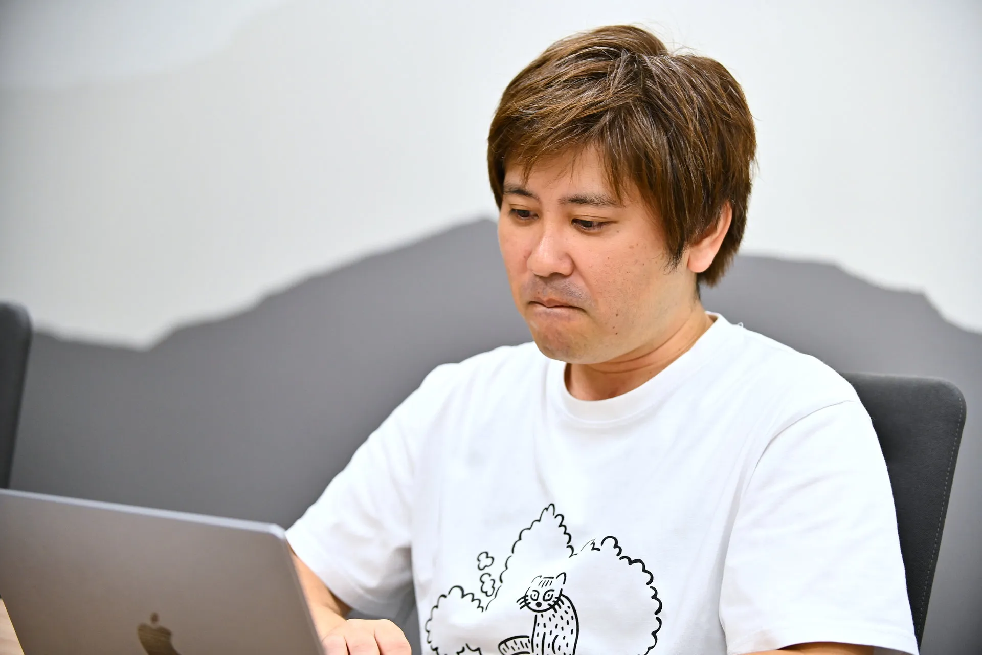 取材中にノートパソコンを操作する泉水朝匡氏