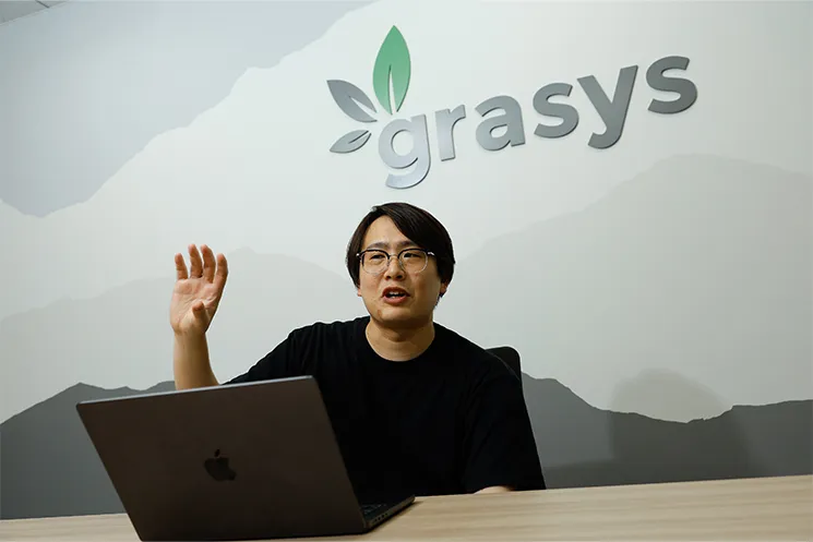 上間貫司さんがメダリオンアーキテクチャの有効性について語っている様子
