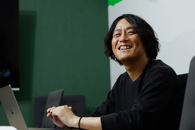 SBOMを活用した継続的なセキュリティ対策が企業の将来的な競争力を支える理由について、笑顔で話す株式会社grasysの吉田悠介さん